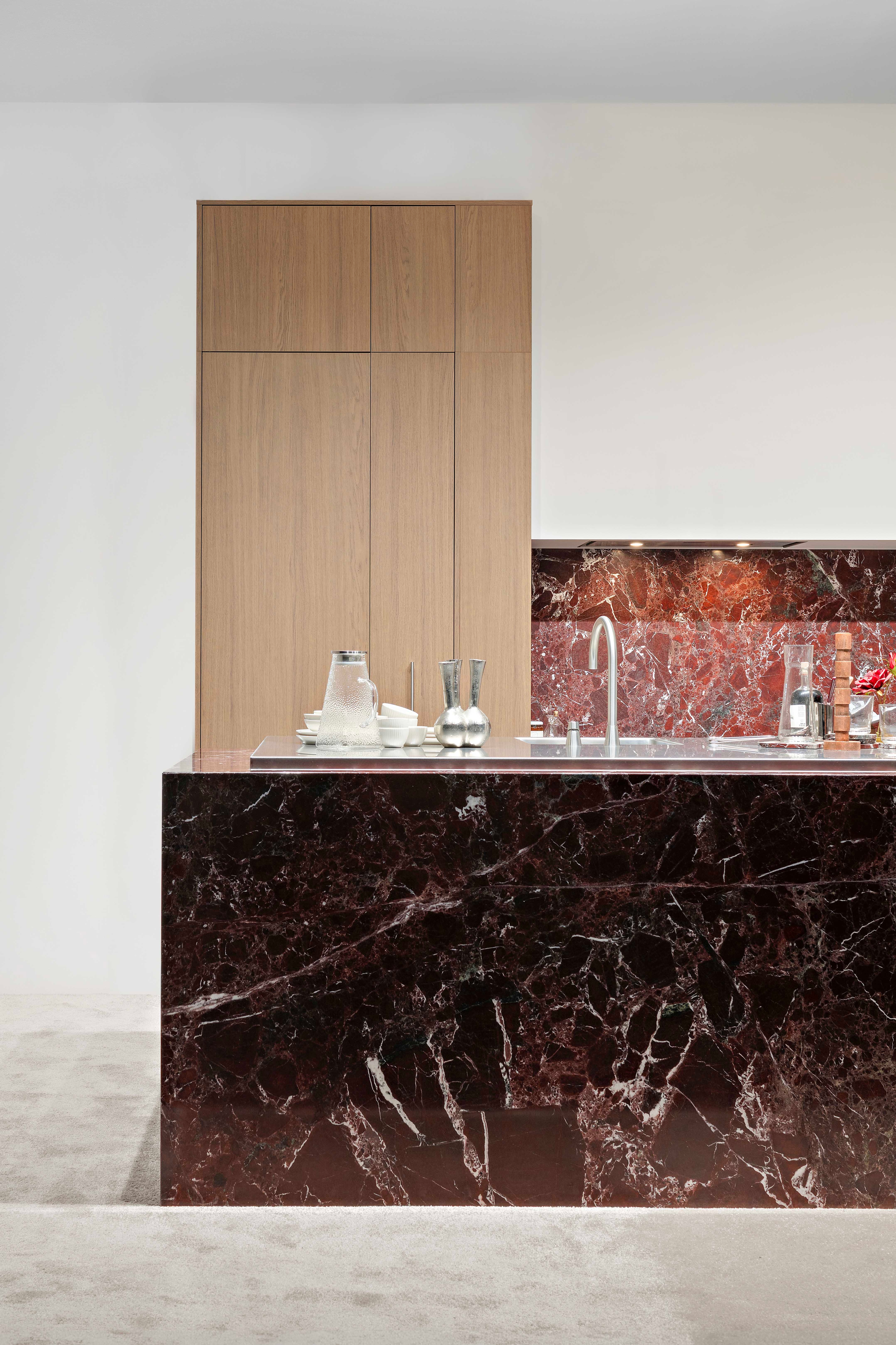 detailbeeld van eigentijdse keuken met rode marmer