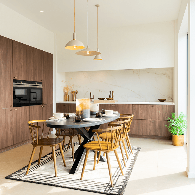 Houten keuken met ovale tafel