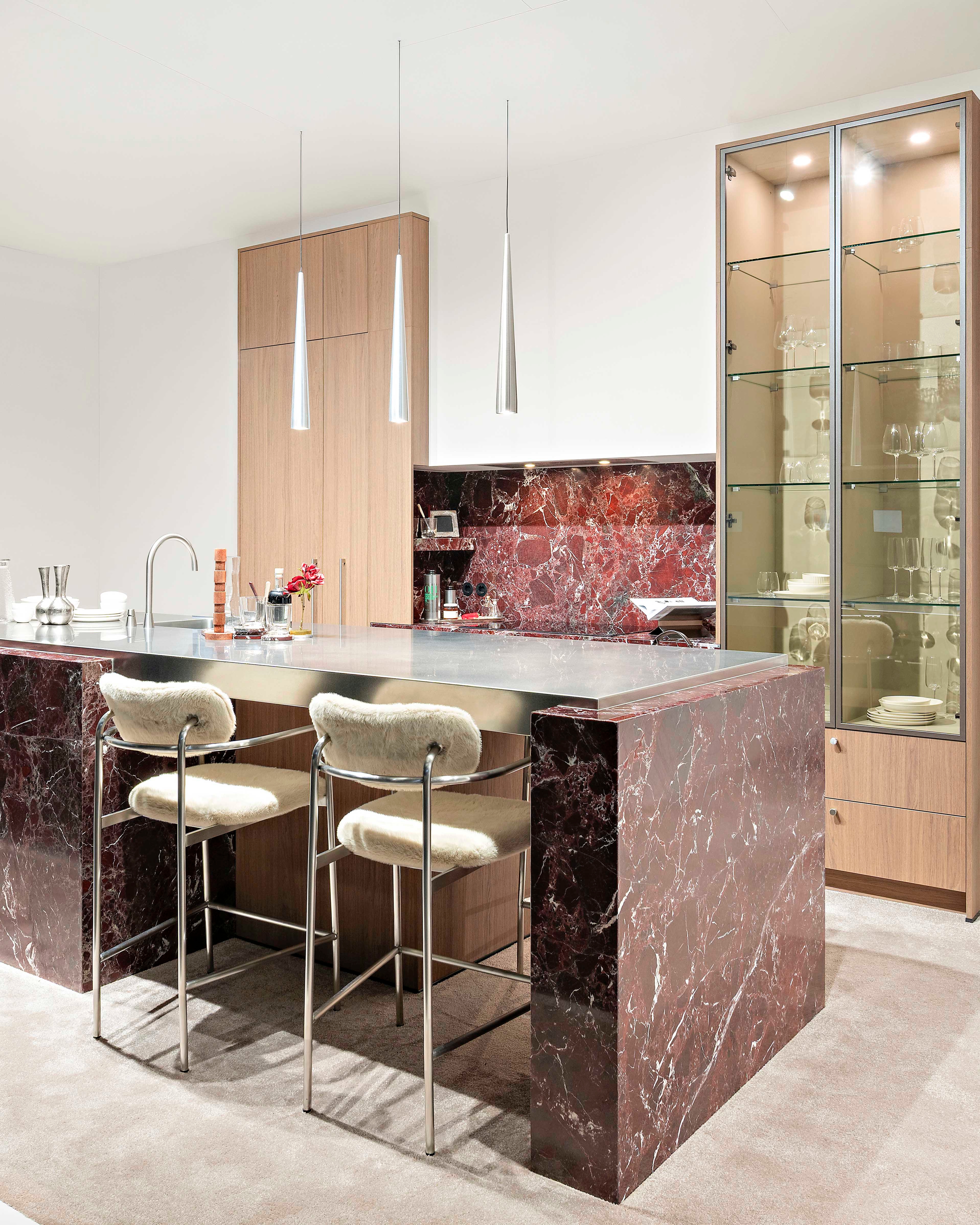 Detailbeeld eigentijdse keuken met rode marmer